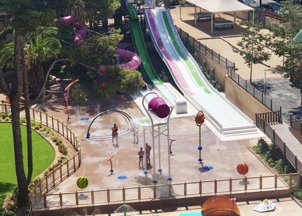 Hotel Jaime I Salou piscina con toboganes y parque acuático